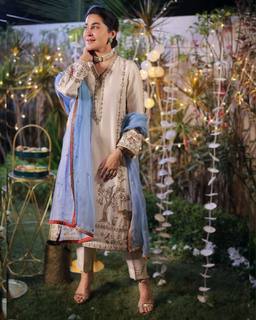 Shaista Lodhi feet photo thumbnail