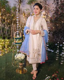 Shaista Lodhi feet photo thumbnail