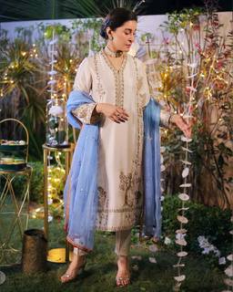 Shaista Lodhi feet photo thumbnail