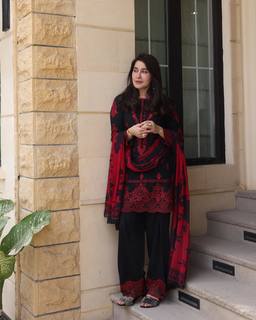 Shaista Lodhi feet photo thumbnail