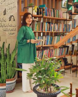 Shaista Lodhi feet photo thumbnail