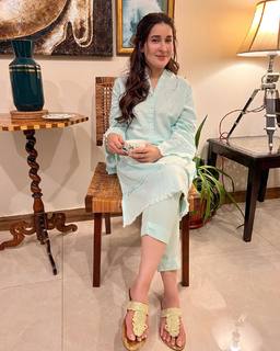 Shaista Lodhi feet photo thumbnail