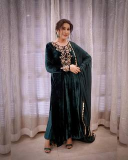 Shaista Lodhi feet photo thumbnail