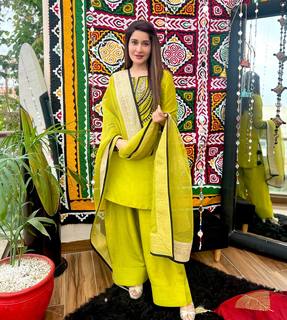 Shaista Lodhi feet photo thumbnail