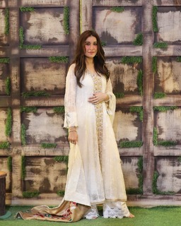 Shaista Lodhi feet photo thumbnail