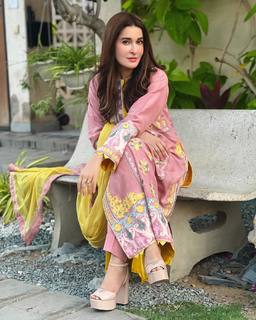 Shaista Lodhi feet photo thumbnail