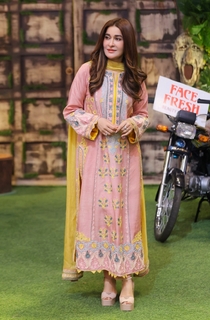 Shaista Lodhi feet photo thumbnail