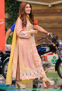 Shaista Lodhi feet photo thumbnail