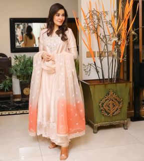 Shaista Lodhi feet photo thumbnail