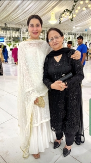 Shaista Lodhi feet photo thumbnail