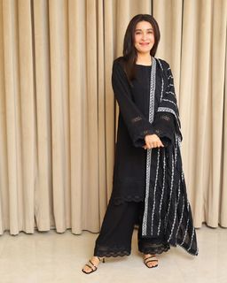 Shaista Lodhi feet photo thumbnail