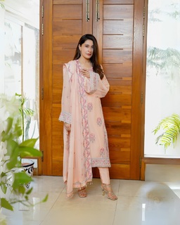 Shaista Lodhi feet photo thumbnail