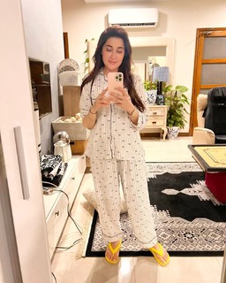 Shaista Lodhi feet photo thumbnail