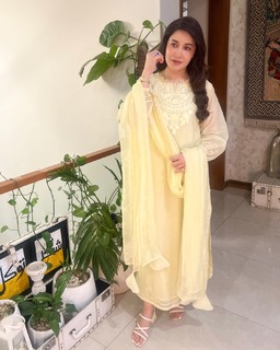 Shaista Lodhi feet photo thumbnail