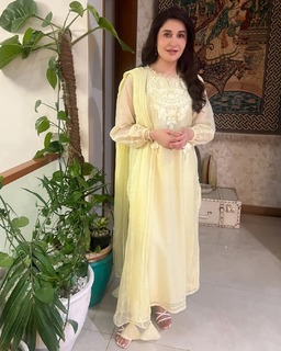 Shaista Lodhi feet photo thumbnail