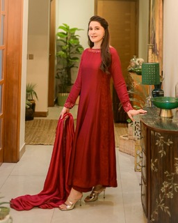 Shaista Lodhi feet photo thumbnail