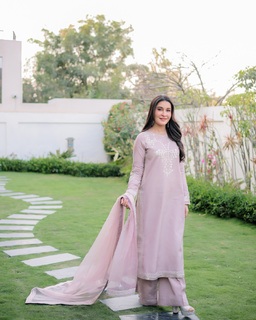 Shaista Lodhi feet photo thumbnail