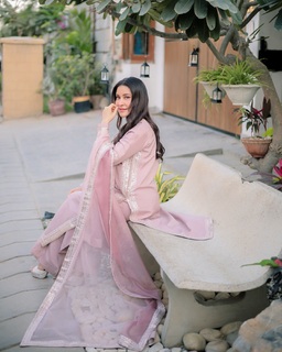 Shaista Lodhi feet photo thumbnail