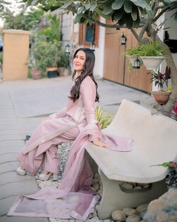 Shaista Lodhi feet photo thumbnail