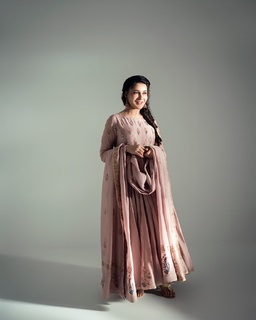 Shaista Lodhi feet photo thumbnail