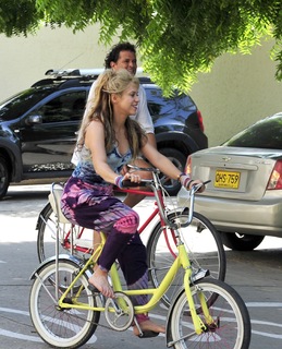 Shakira feet photo thumbnail
