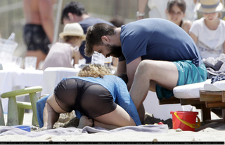 Shakira feet photo thumbnail