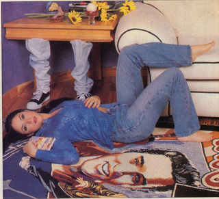 Shakira feet photo thumbnail