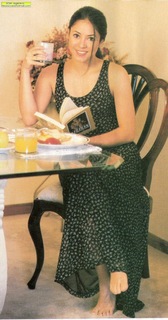 Shakira feet photo thumbnail