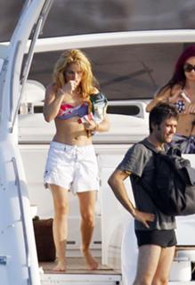 Shakira feet photo thumbnail