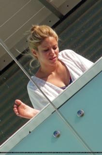 Shakira feet photo thumbnail