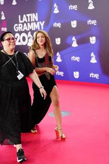 Shakira feet photo thumbnail