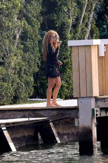 Shakira feet photo thumbnail