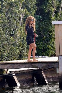 Shakira feet photo thumbnail