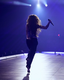 Shakira feet photo thumbnail