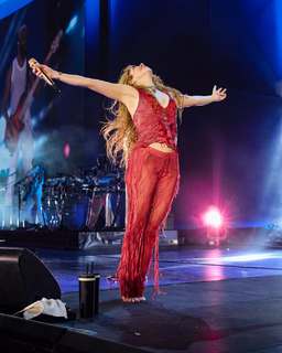 Shakira feet photo thumbnail