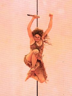 Shakira feet photo thumbnail