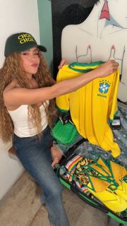 Shakira feet photo 9