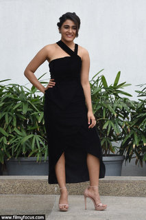 Shalini Pandey feet photo 11