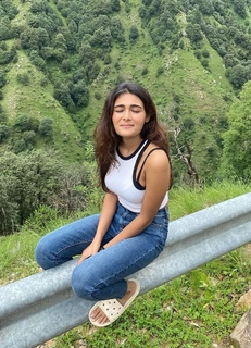 Shalini Pandey feet photo 9