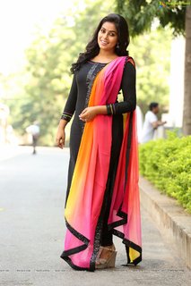 Shamna Kasim feet photo thumbnail