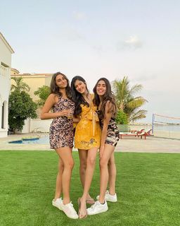 Shanaya Kapoor feet photo thumbnail