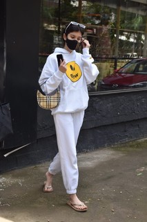 Shanaya Kapoor feet photo thumbnail