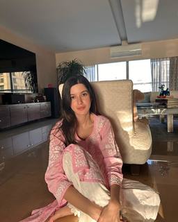 Shanaya Kapoor feet photo thumbnail