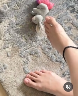 Shanaya Kapoor feet photo thumbnail