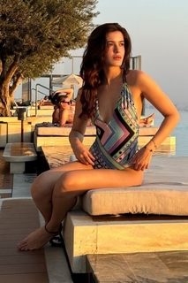 Shanaya Kapoor feet photo thumbnail