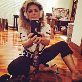 Shania Twain feet photo thumbnail