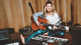 Shania Twain feet photo thumbnail