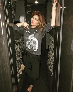 Shania Twain feet photo thumbnail