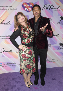 Shania Twain feet photo thumbnail