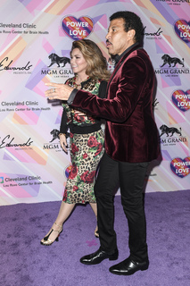 Shania Twain feet photo thumbnail